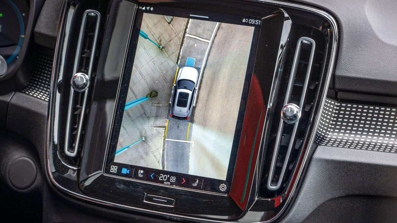 Het beeld van de 360-graden-camera in zijn auto laat de taxichauffeur precies zien waar hij moet stoppen.