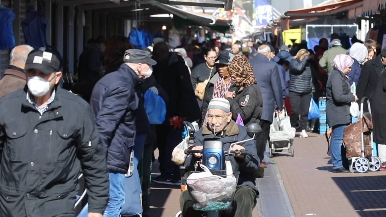 Beeld uit video: Drukte op Haagse markt ondanks verscherpte coronamaatregelen