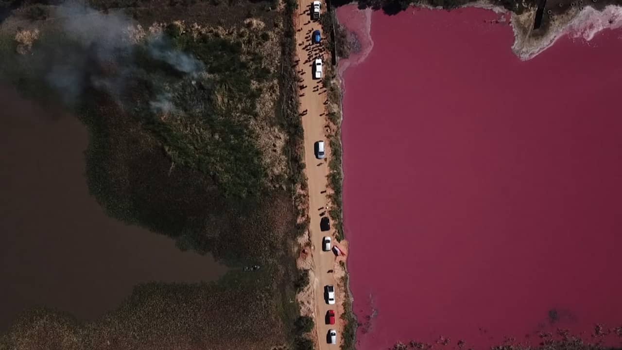 Beeld uit video: Lagune in Paraguay kleurt roze door vervuiling fabriek