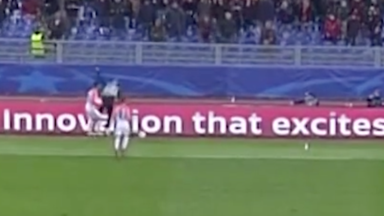 Beeld uit video: Speler Shakhtar gooit ballenjongen over reclamebord