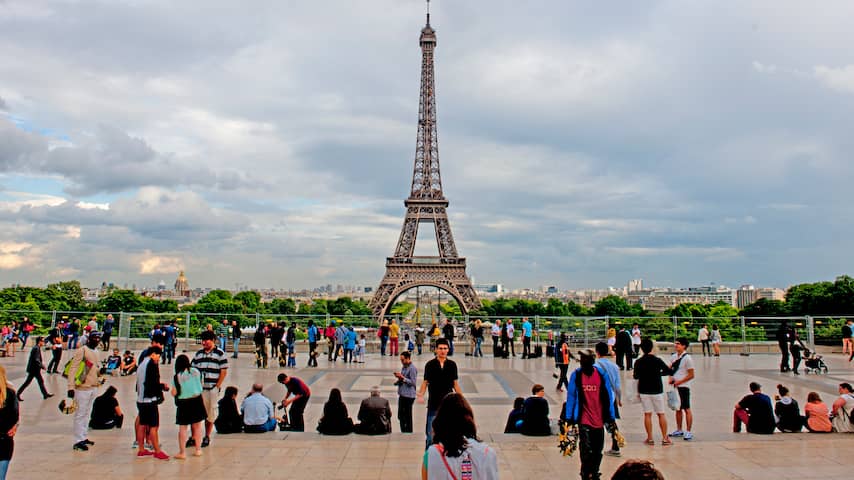 Dealers in mini-Eiffeltorentjes gepakt