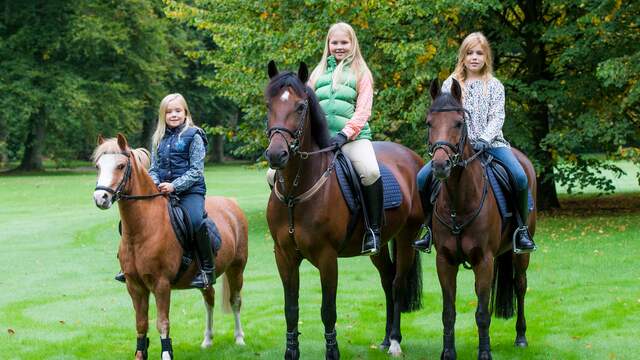 Alexia en haar zussen te paard. De prinses is verder dol op muziek maken en speelt hockey.