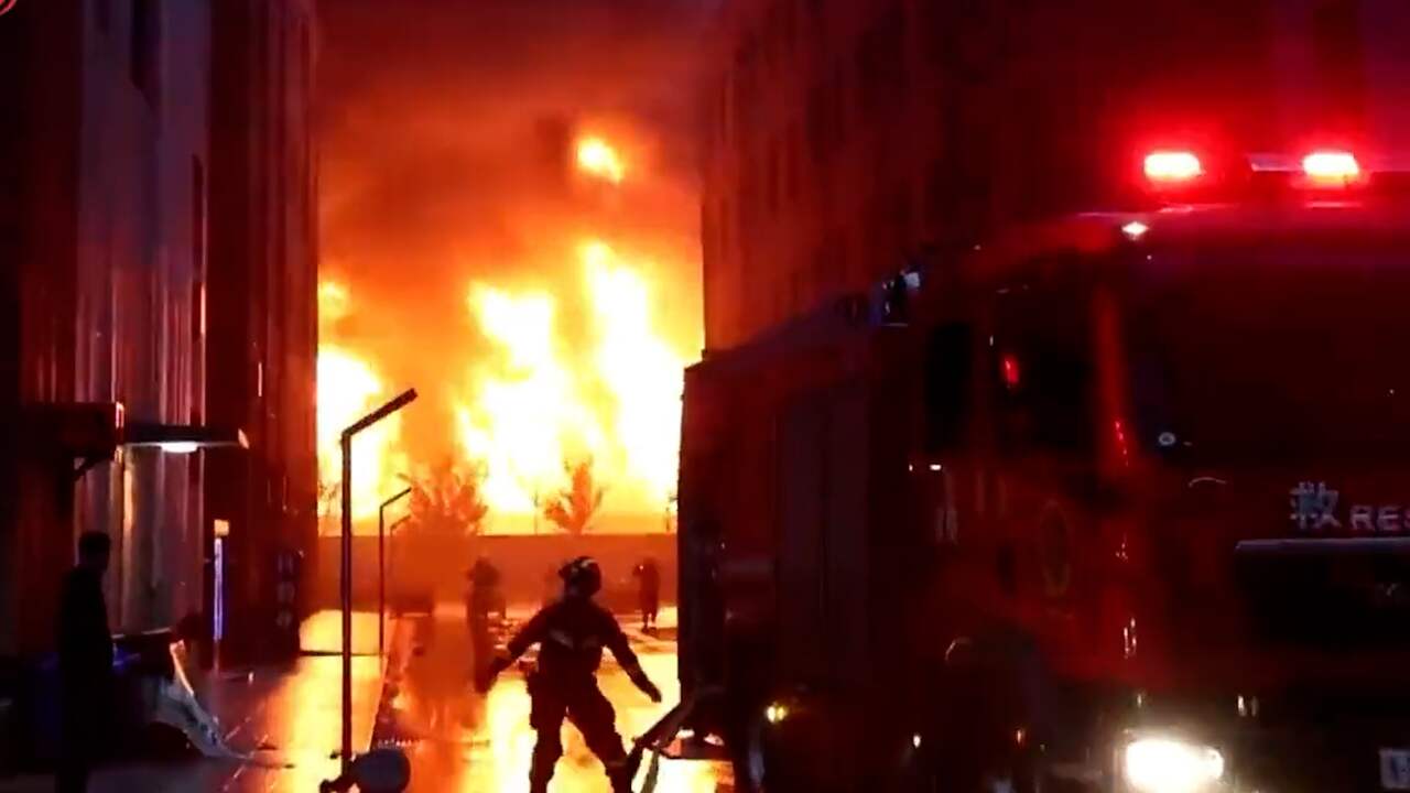 Beeld uit video: Vlammen slaan uit chemische fabriek in China