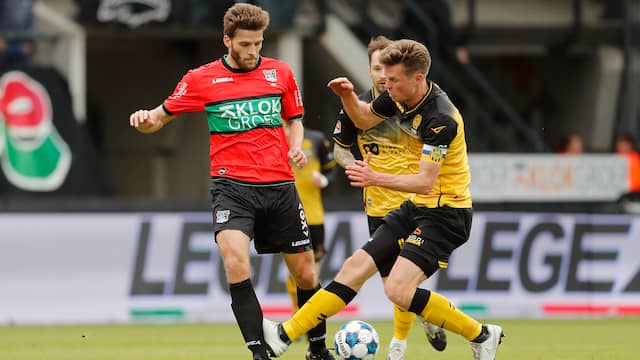 Kees Luijckx pakte een gele kaart tegen NEC en werd na een half uur gewisseld.