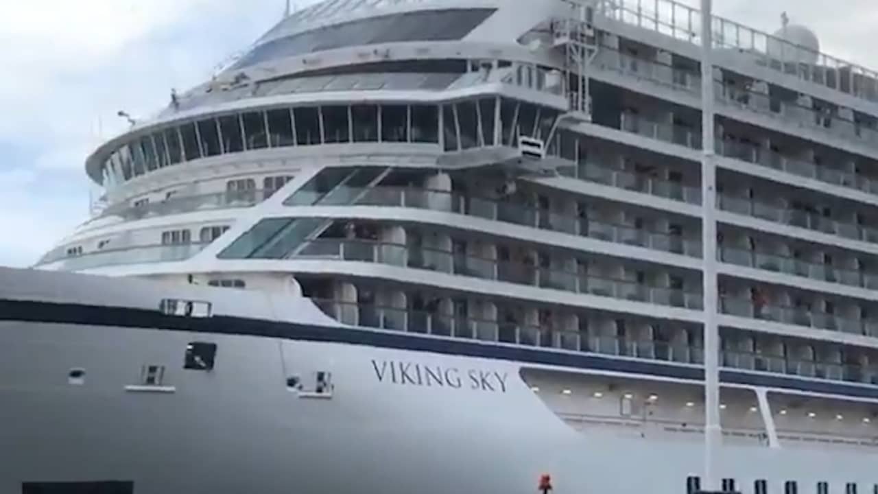 Beeld uit video: In nood geraakt cruiseschip komt aan in haven Molde
