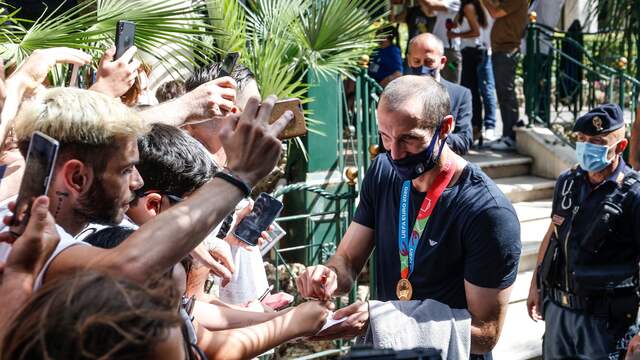 Giorgio Chiellini heeft bij het vertrek uit het hotel in Rome, om van daaruit naar de president te gaan, nog tijd voor het zetten van handtekeningen.
