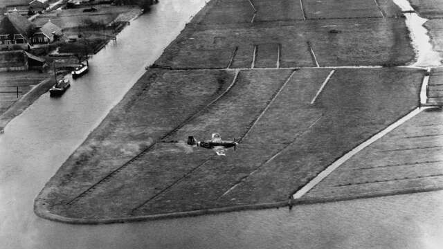 1943: Een Mustang van de Royal Air Force voert een aanval uit nabij het IJsselmeer.