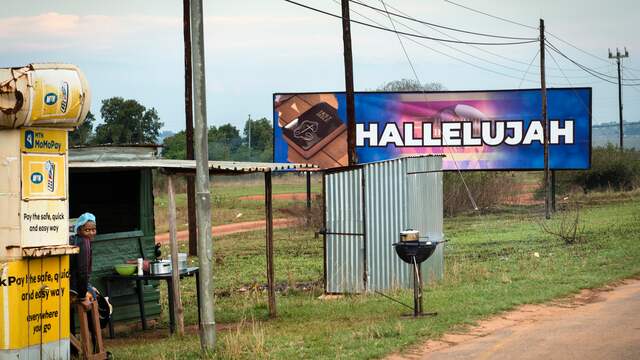 Een van de weinige onaangetaste billboards met de tekst 'Hallelujah' staat langs de weg tussen Ezulwini en Mahlanya, ter hoogte van een van de paleizen van koning Mswati III.