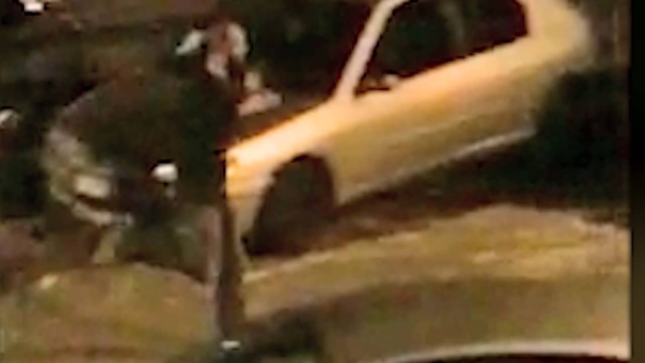 Beeld uit video: Getuige filmt vlucht vermoedelijke dader van moord op agent Spa