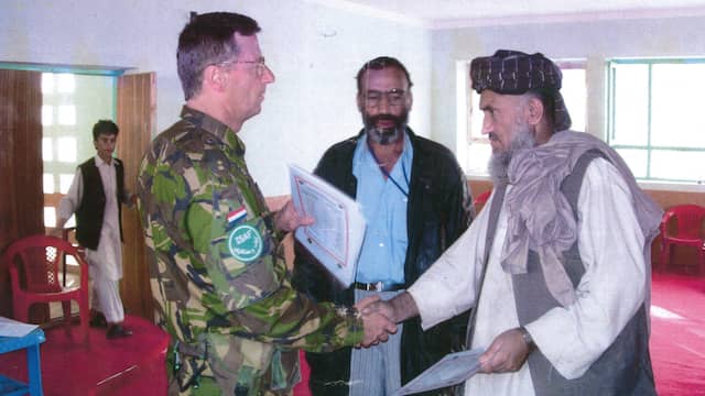 Abdul aan het werk als tolk voor Nederlandse militairen.