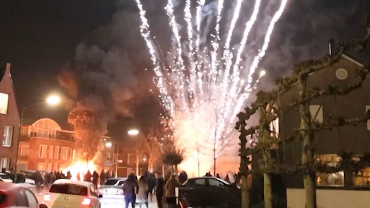 Beeld uit video: Vuurwerk, autobrand en straatfeest: onrustige nacht in Veen