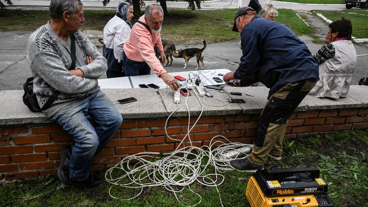 Oekraïners proberen hun telefoon op te laden.