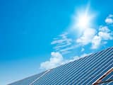 Meer duurzame energie opgewekt door zonnepanelengroei en stralend weer