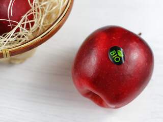 EU wil afbreekbare stickers op appels en minder loze lucht in pakketten