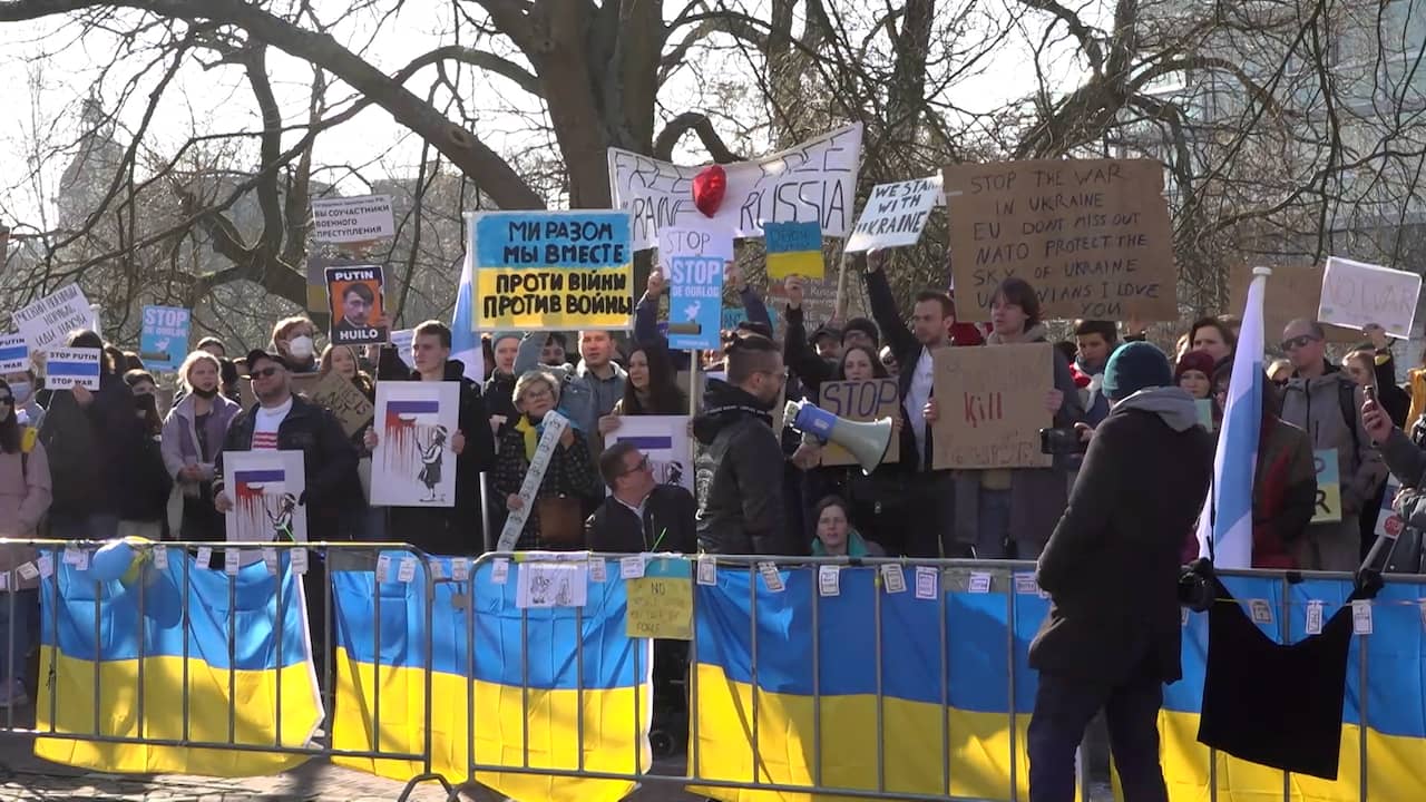 Beeld uit video: Honderden Russen protesteren bij ambassade in Den Haag