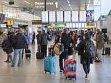 Schiphol zoekt opnieuw extra personeel om lange wachtrijen te voorkomen