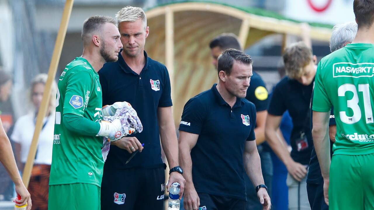 Jasper Cillessen tijdens een van de ingelaste drinkpauzes.
