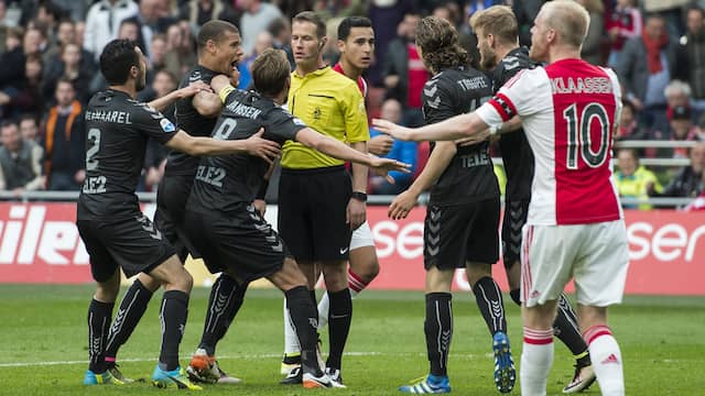 FC Utrecht-spelers belagen scheidsrechter Makkelie