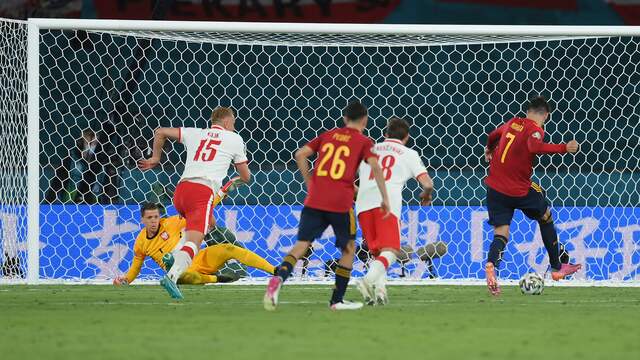 Álvaro Morata opent de score in Sevilla.