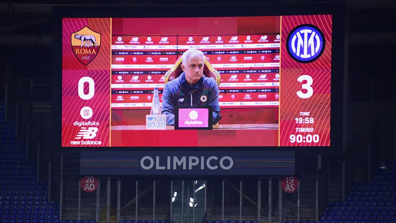 De opmerkelijke persconferentie van Mourinho werd vertoond op grote schermen in Stadio Olimpico, maar alle Roma-supporters waren toen al naar huis.