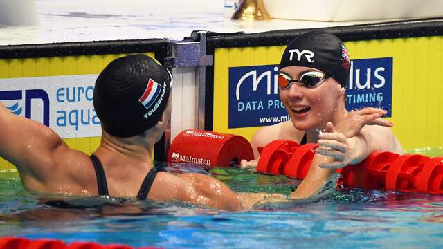 Kira Toussaint feliciteert Kathleen Dawson met het goud op de 100 meter rugslag.