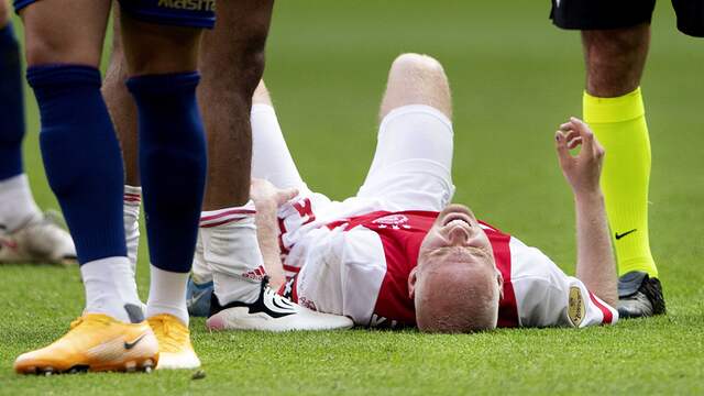 Davy Klaassen ligt met een van pijn vertrokken gezicht op de grond.