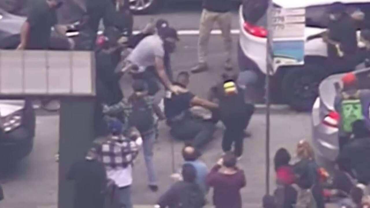 Beeld uit video: Agent wordt belaagd door demonstranten in Los Angeles