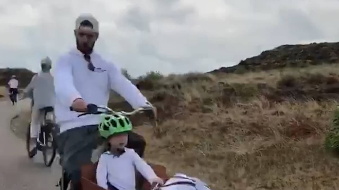 Beeld uit video: Justin Timberlake en Jessica Biel fietsen door Nederlandse duinen
