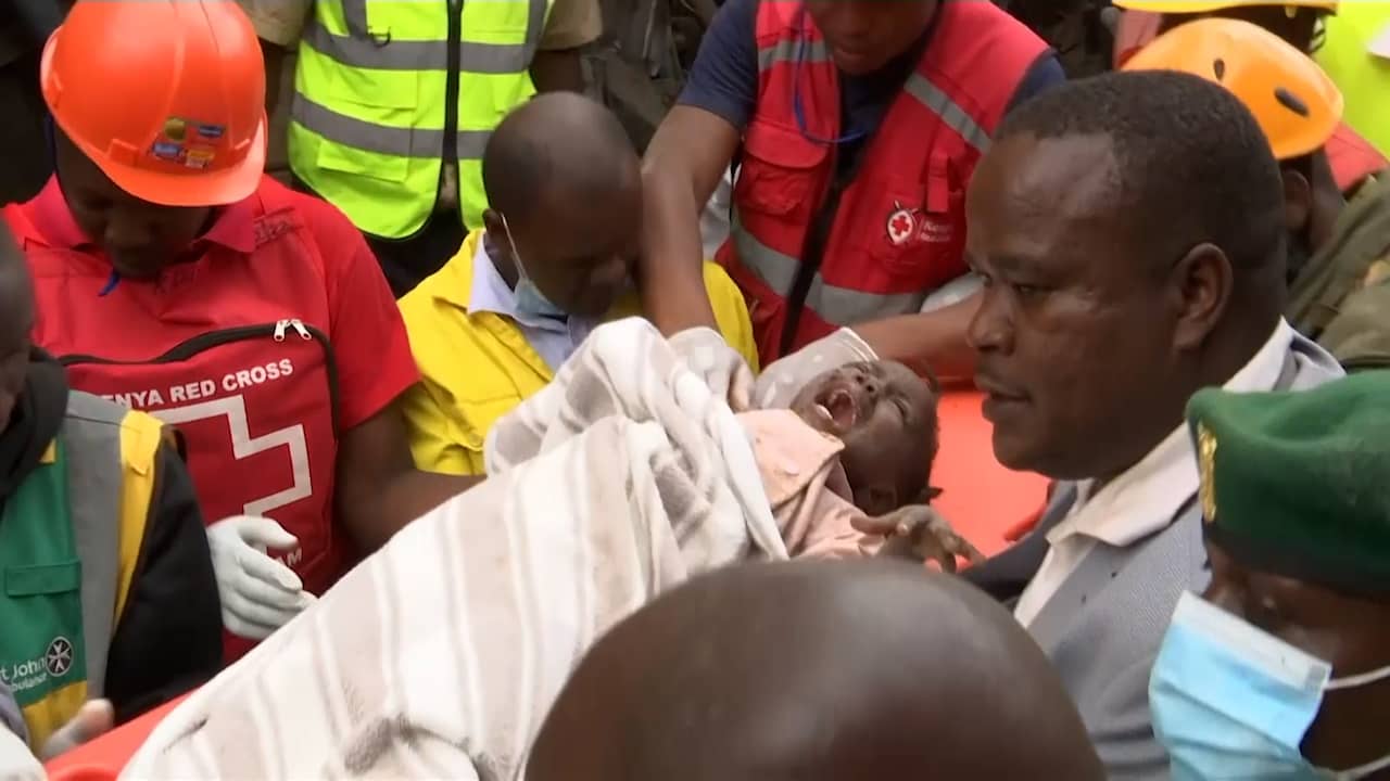 Beeld uit video: Reddingswerkers halen meisje onder puin vandaan in Kenia