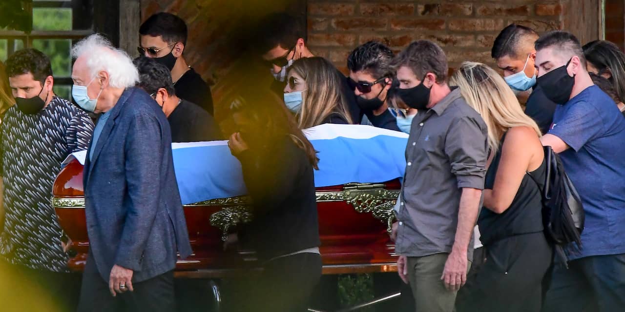 Maradona daags na overlijden in besloten kring begraven