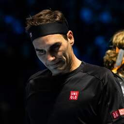 Gefrustreerde Federer baalt van slecht spel tegen Tsitsipás op ATP Finals