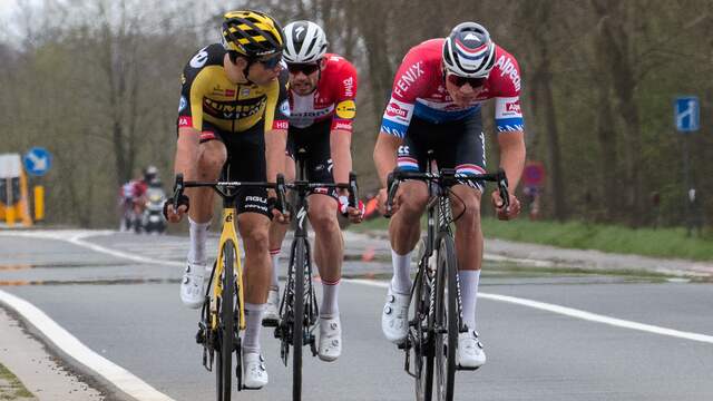 Kasper Asgreen (center) was in the decisive flight with Wout van Aert (left) and Mathieu van der Poel.