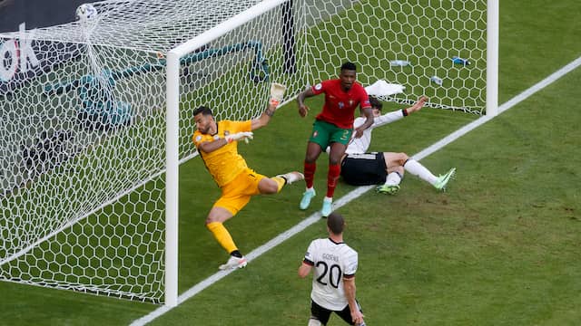 Robin Gosens zorgde zelf voor de 4-1 namens Duitsland.