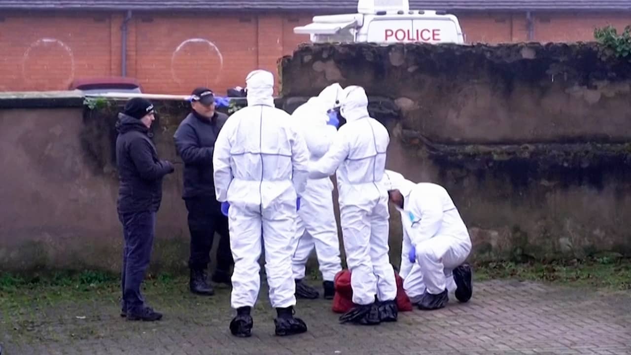 Beeld uit video: Forensisch team onderzoekt huis dader van steekpartij Londen