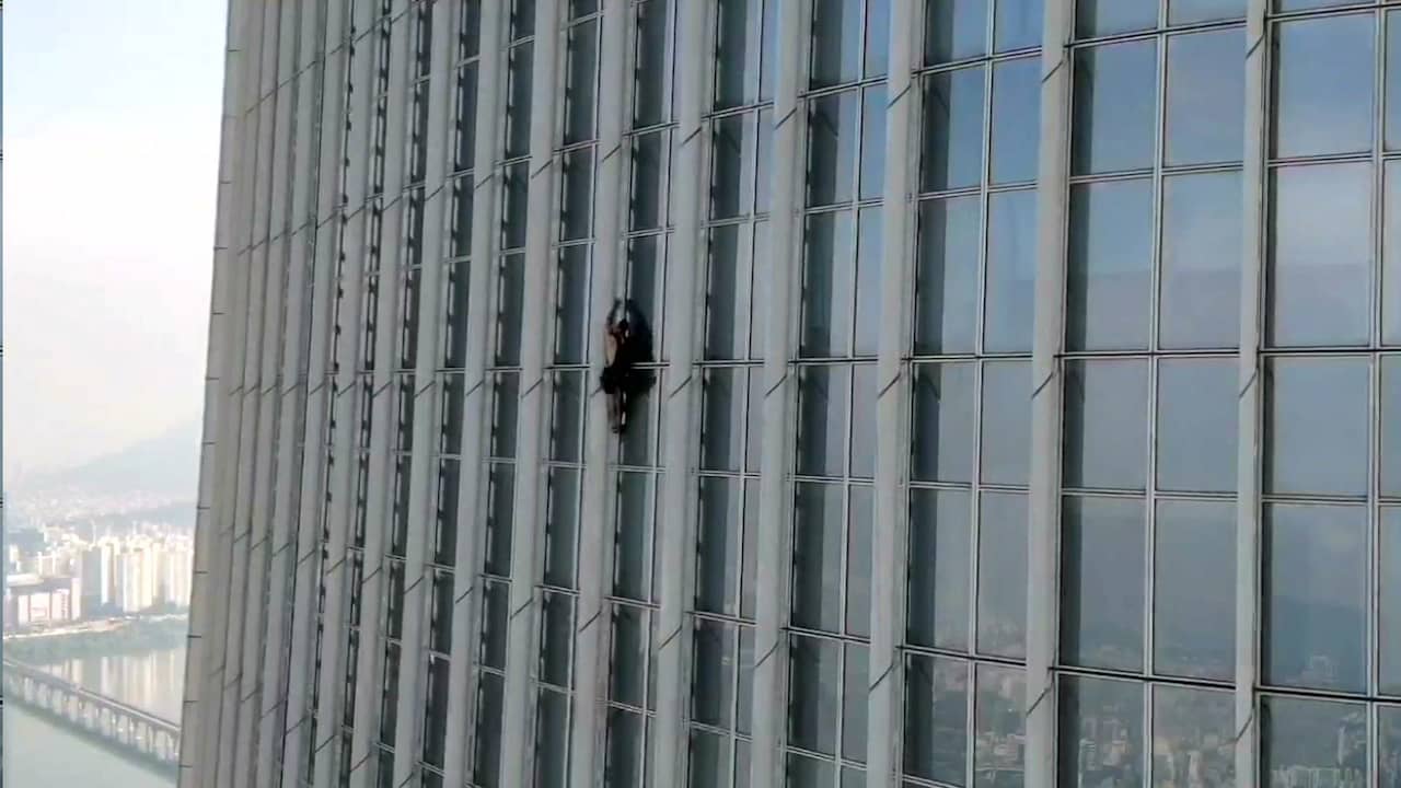 A man was arrested after climbing a 555-meter-high building without a seatbelt  distinct