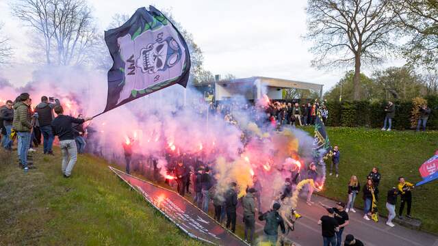 Fans van VVV steken de spelers een hart onder de ruim voorafgaand aan het duel met RKC.