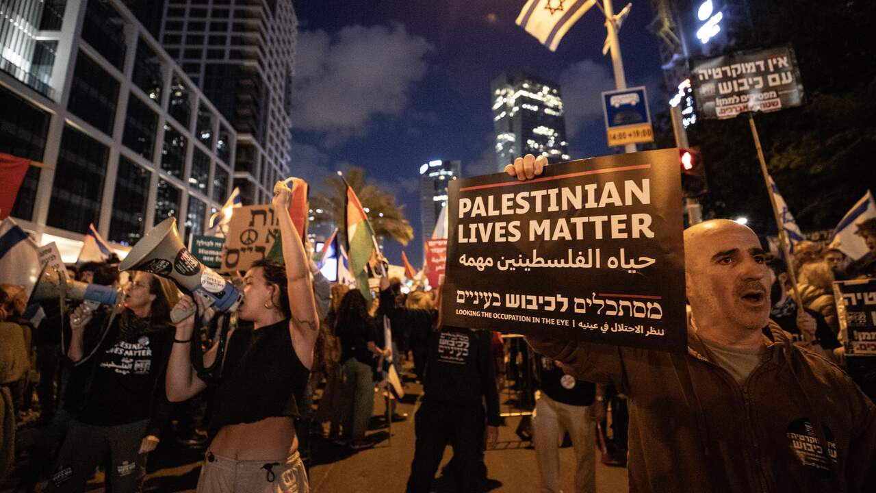 In the Israeli demonstrations there is criticism of democracy as it was. |  outside
