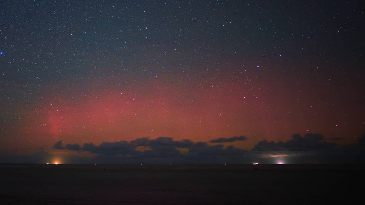 Beeld uit video: Timelapse toont rode gloed van poollicht boven Terschelling