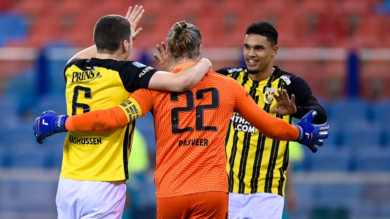 Vitesse viert de vierde overwinning op rij.