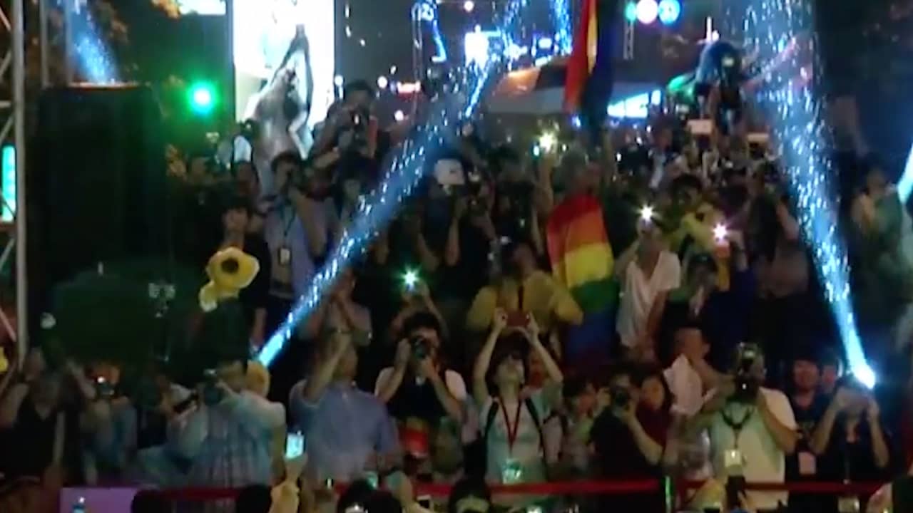 Beeld uit video: LGBT's feesten nadat Taiwan als eerste Aziatische land homohuwelijk legaliseert