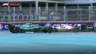 Schumacher kegelt Vettel van de baan