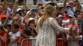 Enthousiaste kinderen juichen prinses en koningspaar toe op Aruba