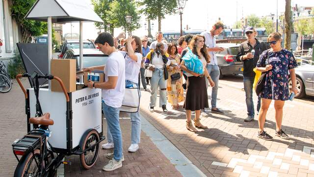 Er worden pakjes water uitgedeeld voor de wachtenden.