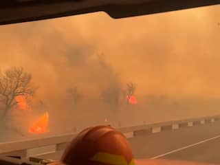 Brandweerwagen rijdt door vlammenzee in Texas