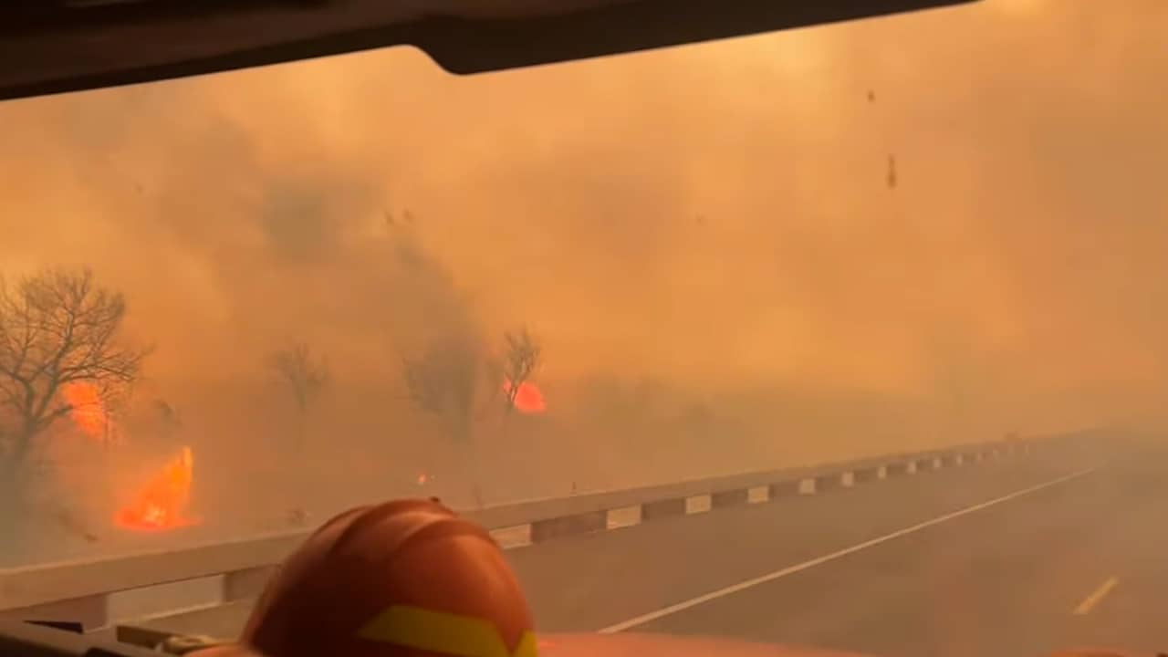 Beeld uit video: Brandweerwagen rijdt door vlammenzee in Texas