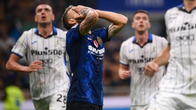 Federico Dimarco baalt na zijn gemiste strafschop tegen Atalanta.