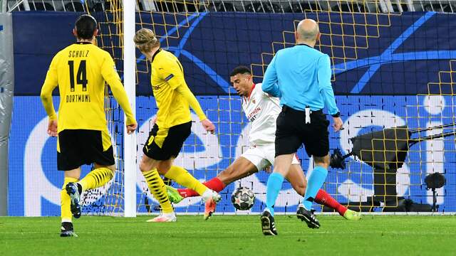 Erling Haaland schiet de 1-0 binnen.