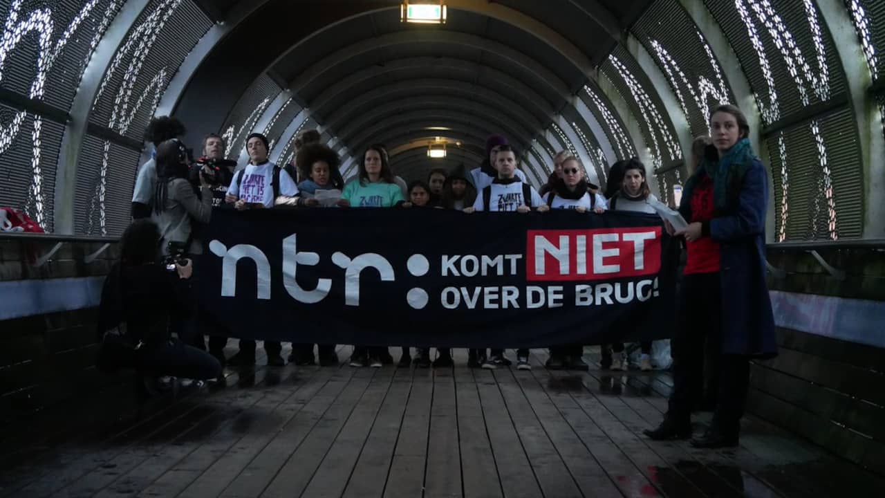 Tegenstanders Zwarte Piet blokkeren brug Mediapark voor korte tijd |  Sinterklaas | NU.nl