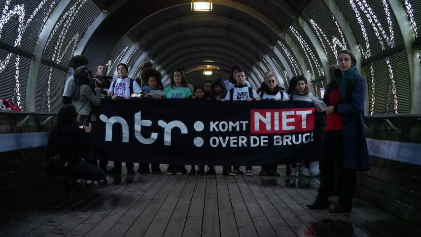 Tegenstanders Zwarte Piet blokkeren brug Mediapark voor korte tijd