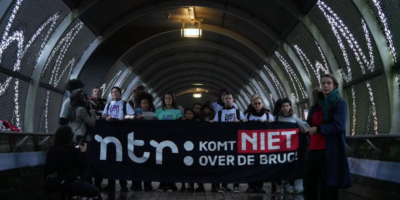 Tegenstanders Zwarte Piet blokkeren brug Mediapark voor korte tijd